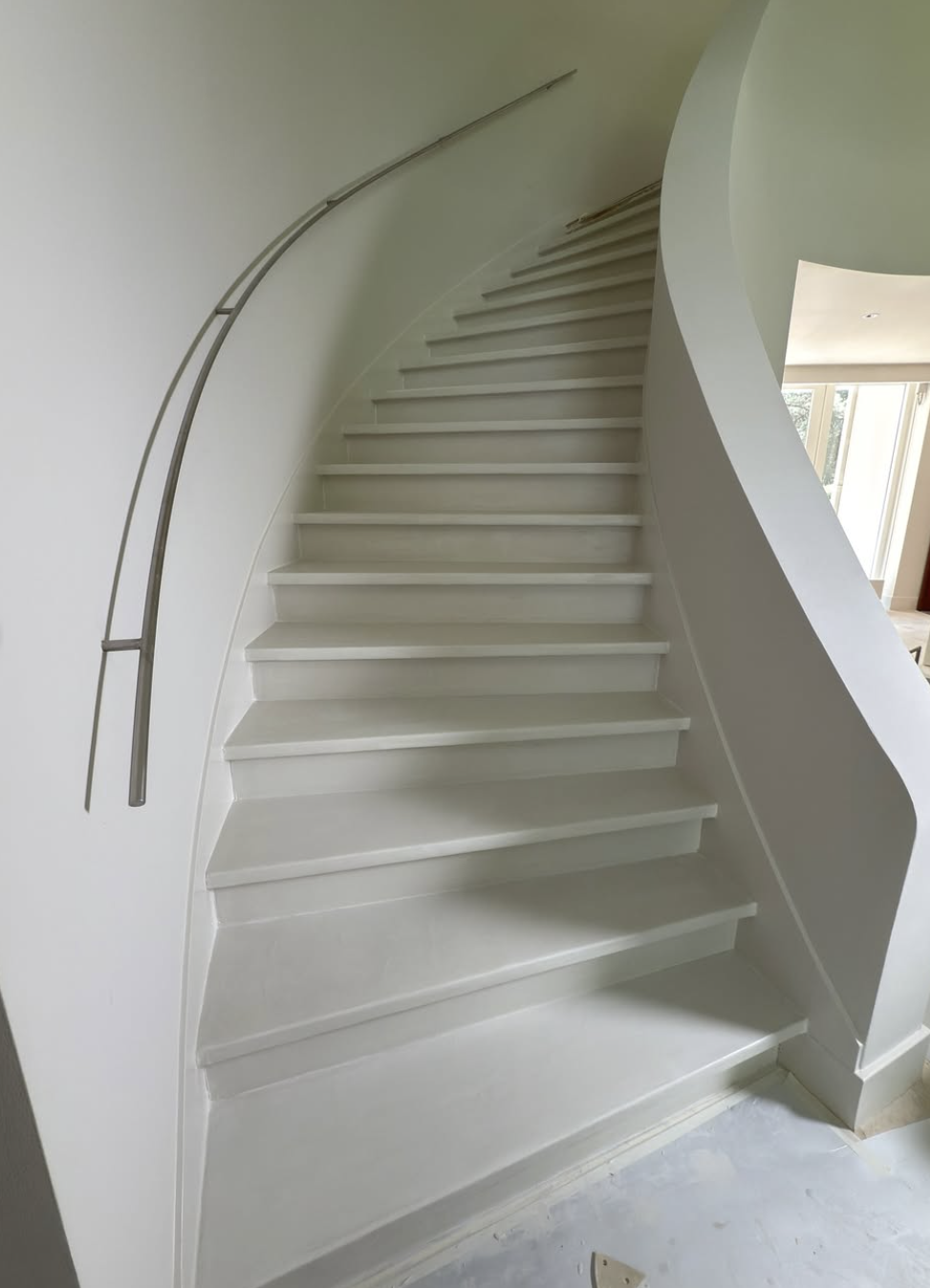 Hele huis latex spuiten, houtwerk schilderen, plinten en trappen met beton ciré